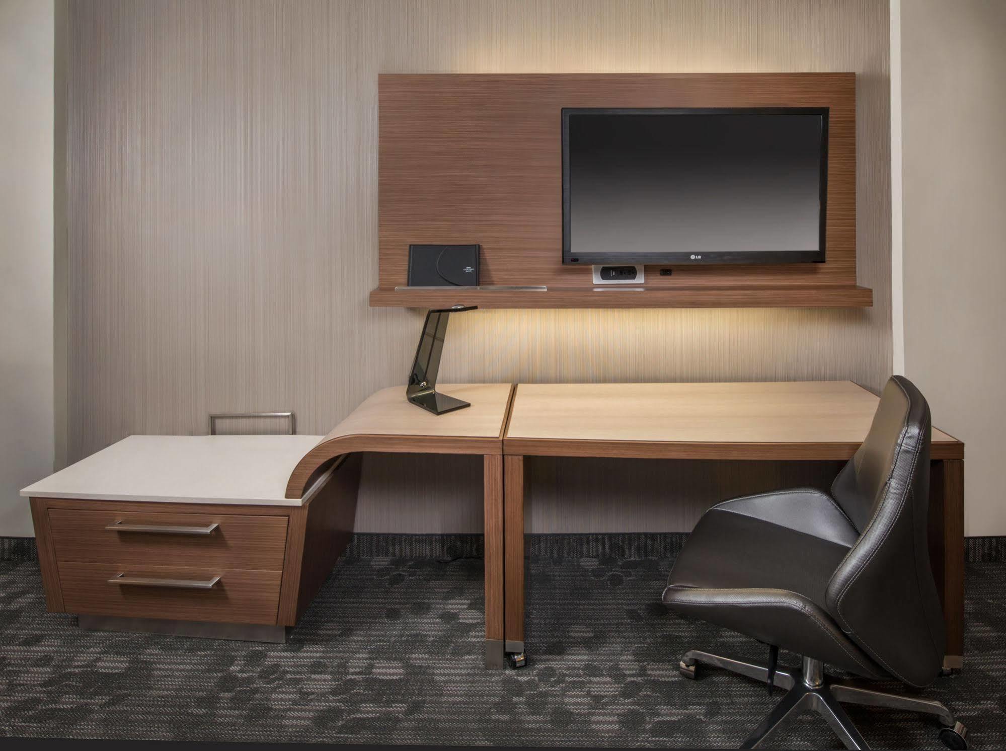 מלון Courtyard By Marriott לנסינג מראה חיצוני תמונה